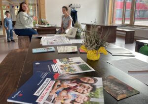 Tisch beim Elterncafe
