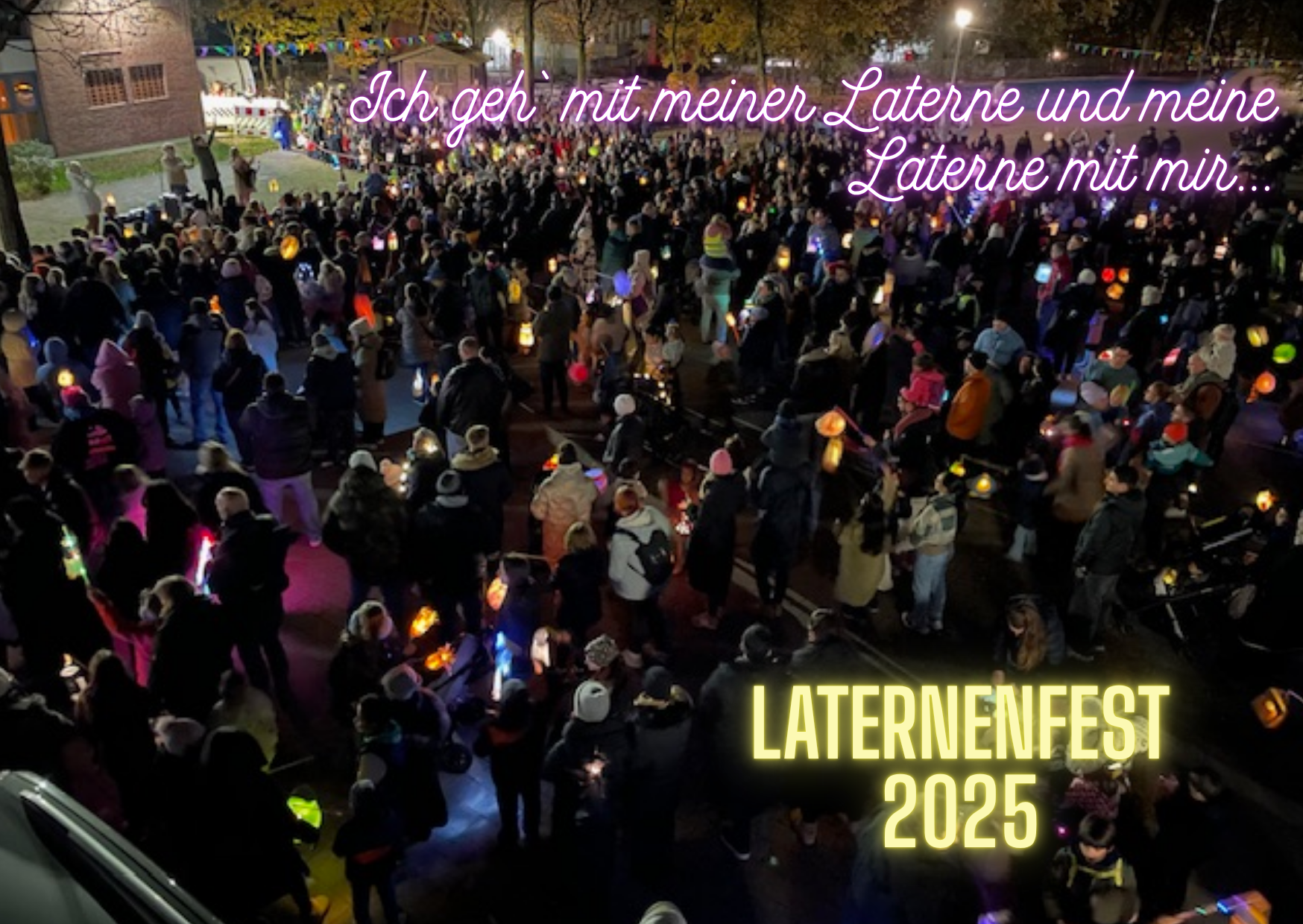 Schüler:innen und Eltern mit Laternen bei Nacht auf dem Schulhof