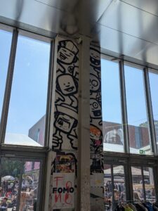 Die Bilder dokumentieren den Besuch des Künstlers von der Skizze bis zum fertigen Wandbild.