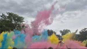 Bunte Holifarben explodieren in den Himmel